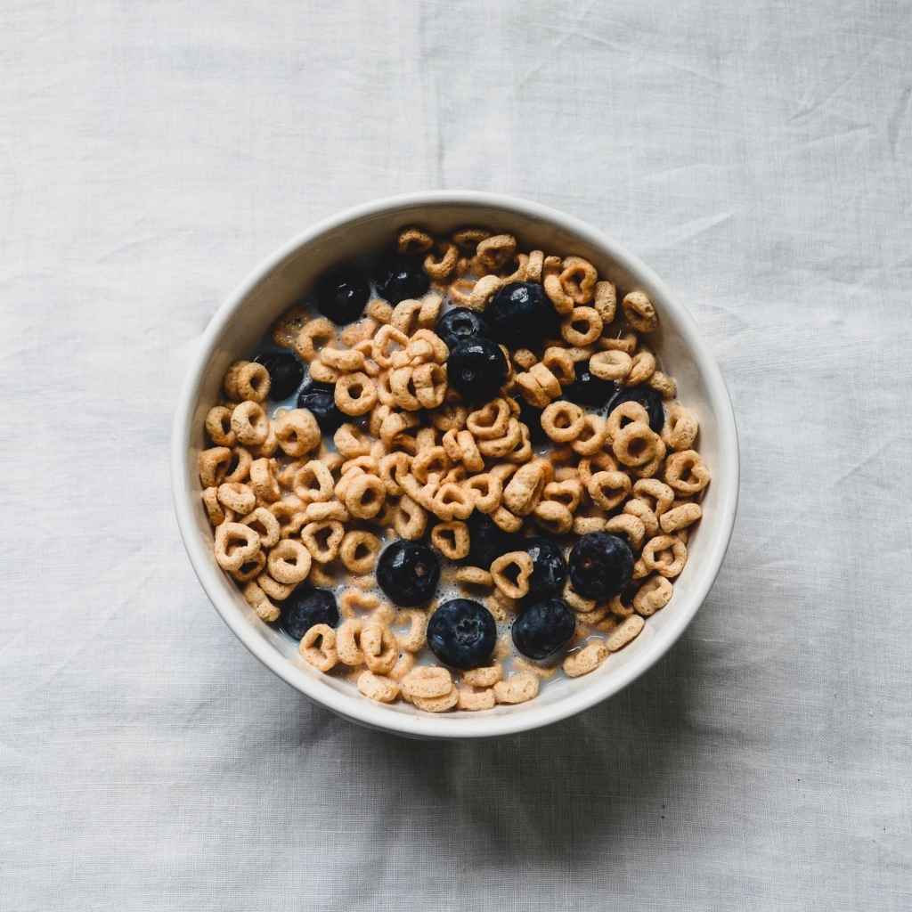 Хлопья с ягодами черники и молоком на завтрак