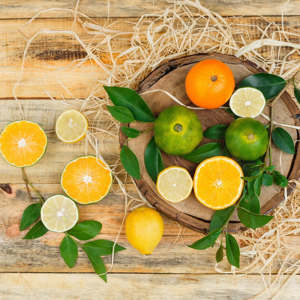 Цитрусовые кислые фрукты на столе