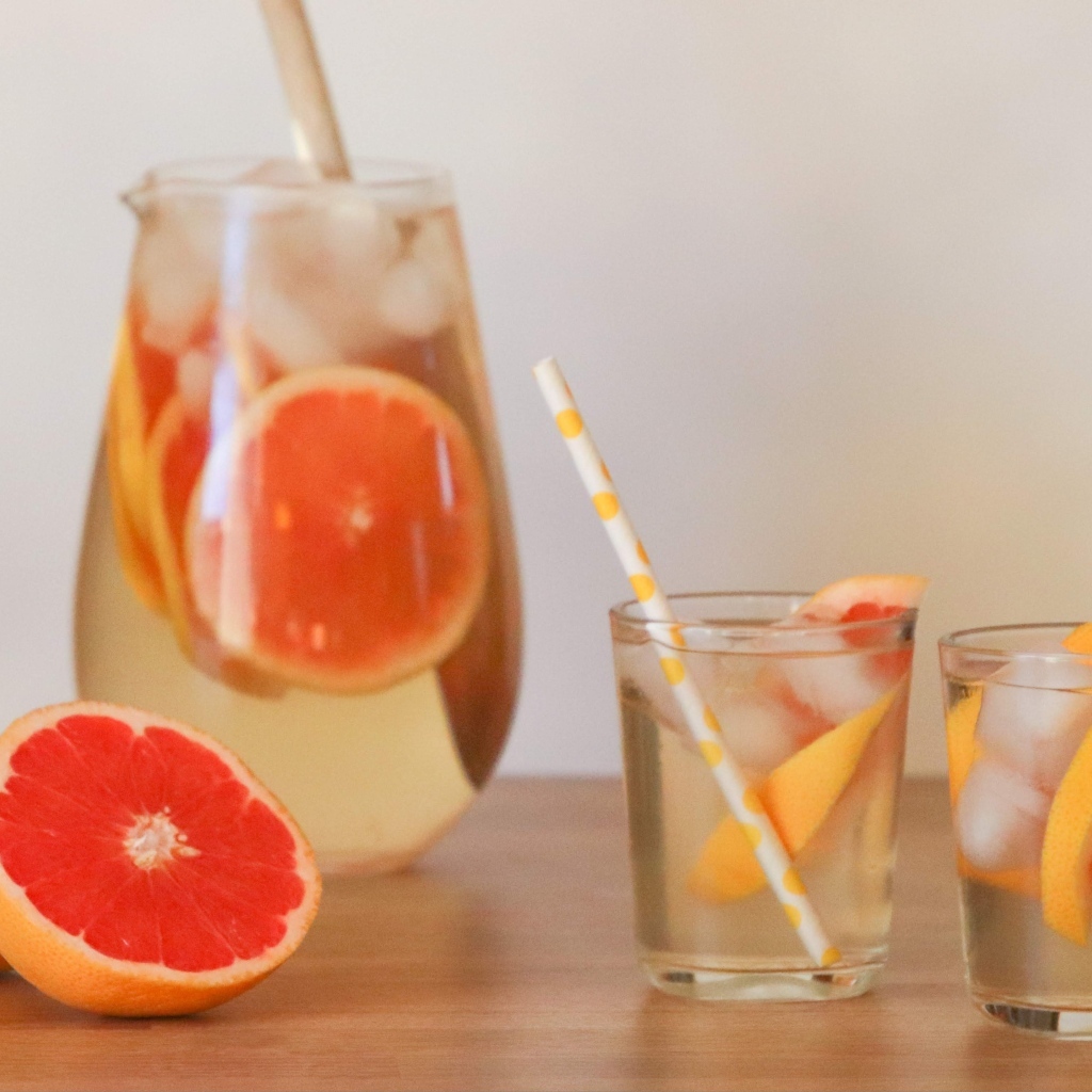 Графин с грейпфрутом и помело