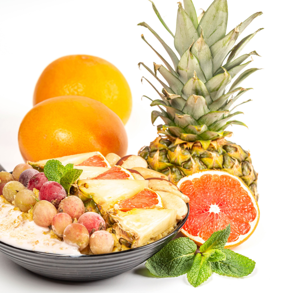 Хлопья с цитрусовыми фруктами на белом фоне