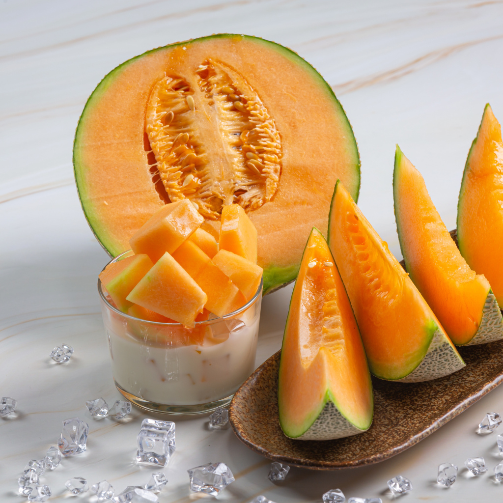 Ароматная спелая дыня на столе со льдом