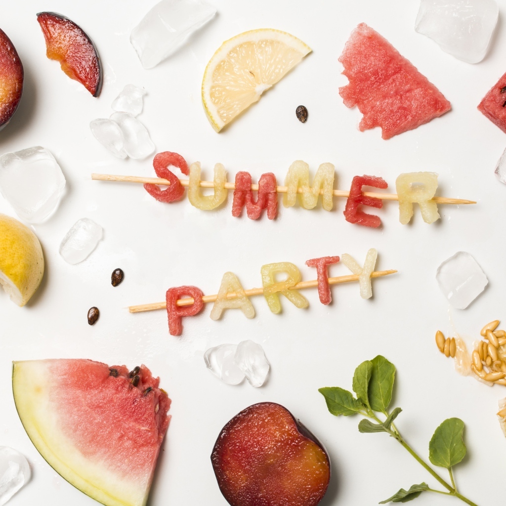 Свежие летние фрукты на белом фоне с надписью