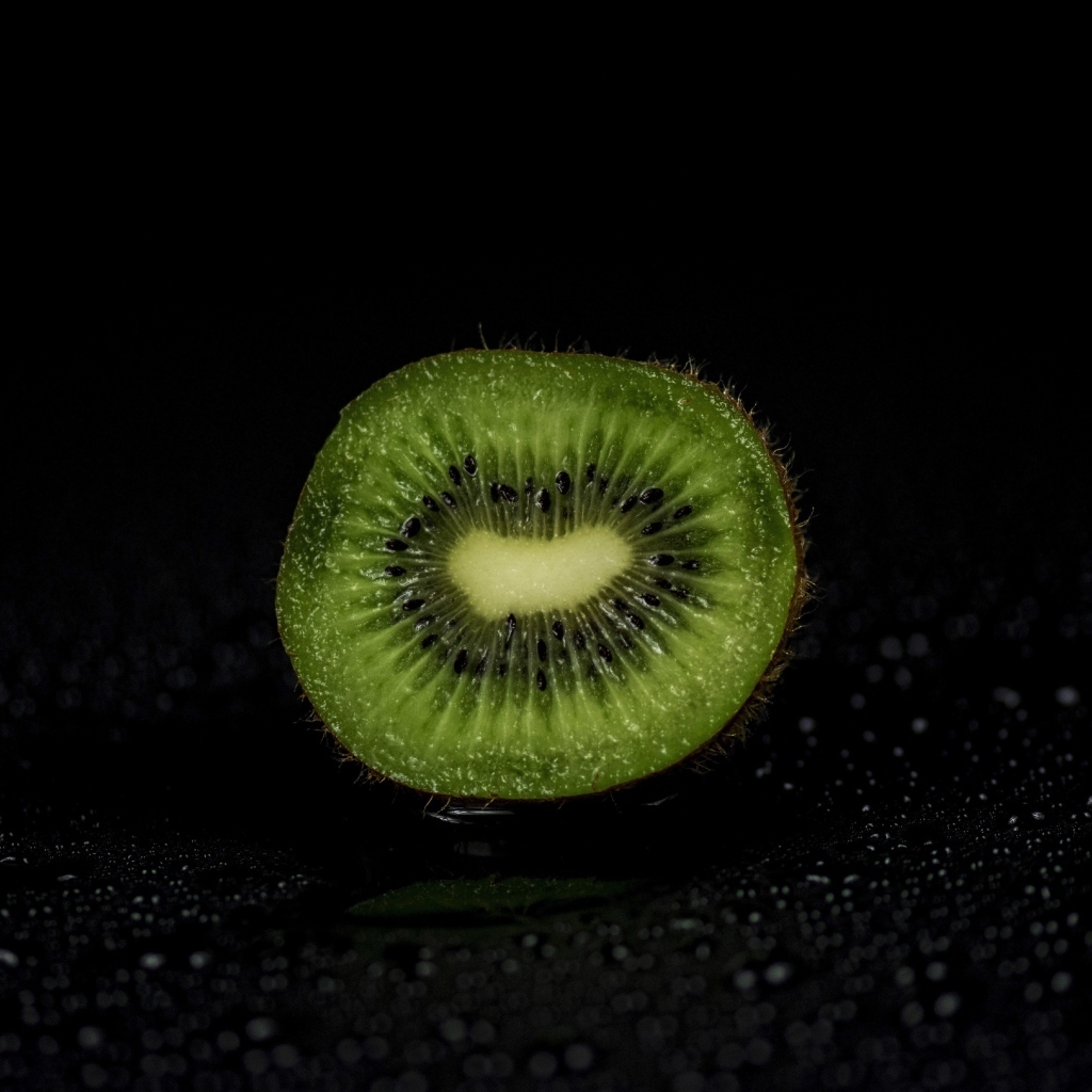 Половина киви на черном фоне в воде