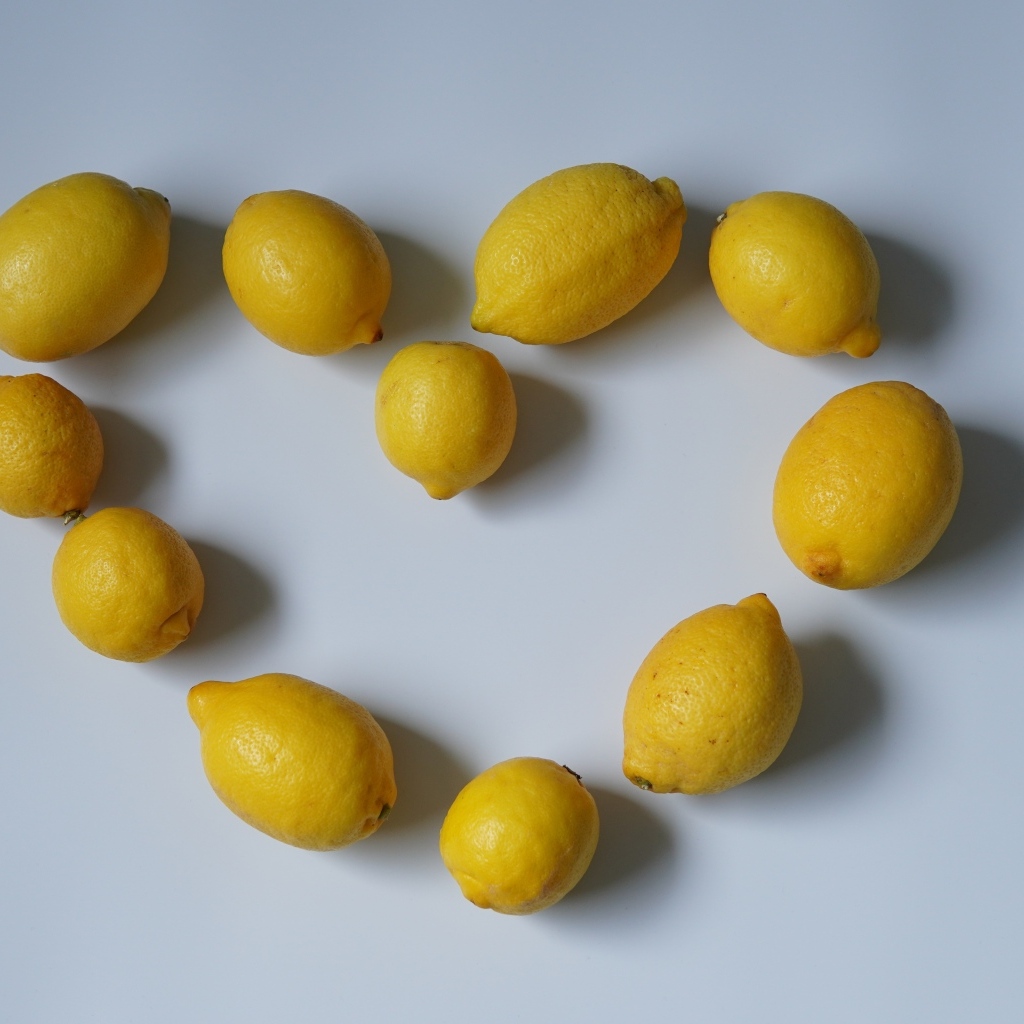 Сердце  из лимонов на сером фоне