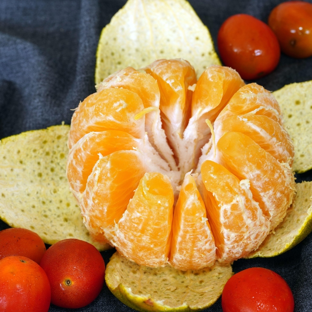 Большой очищенный мандарин на столе