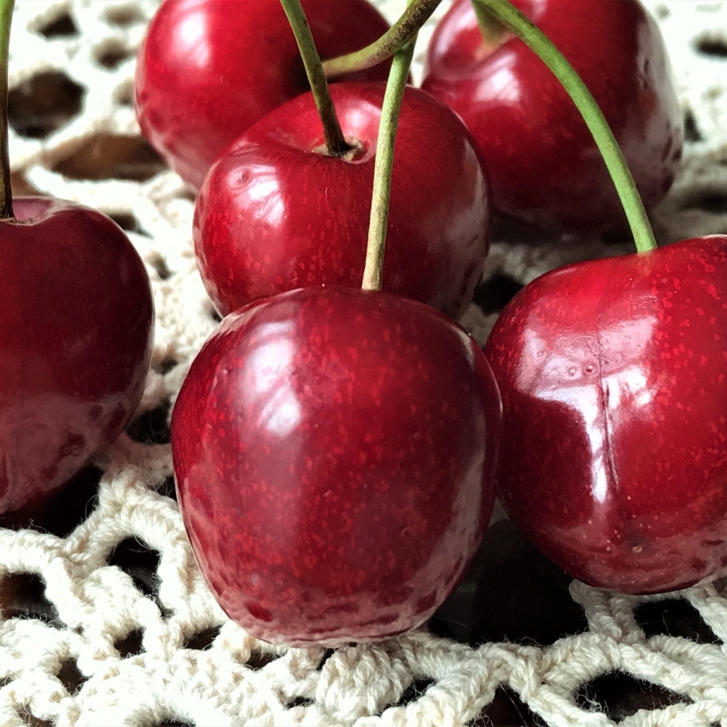 Крупные спелые ягоды черешни на столе