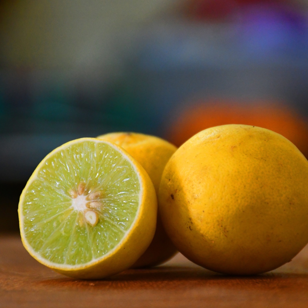 Лимоны на деревянном столе