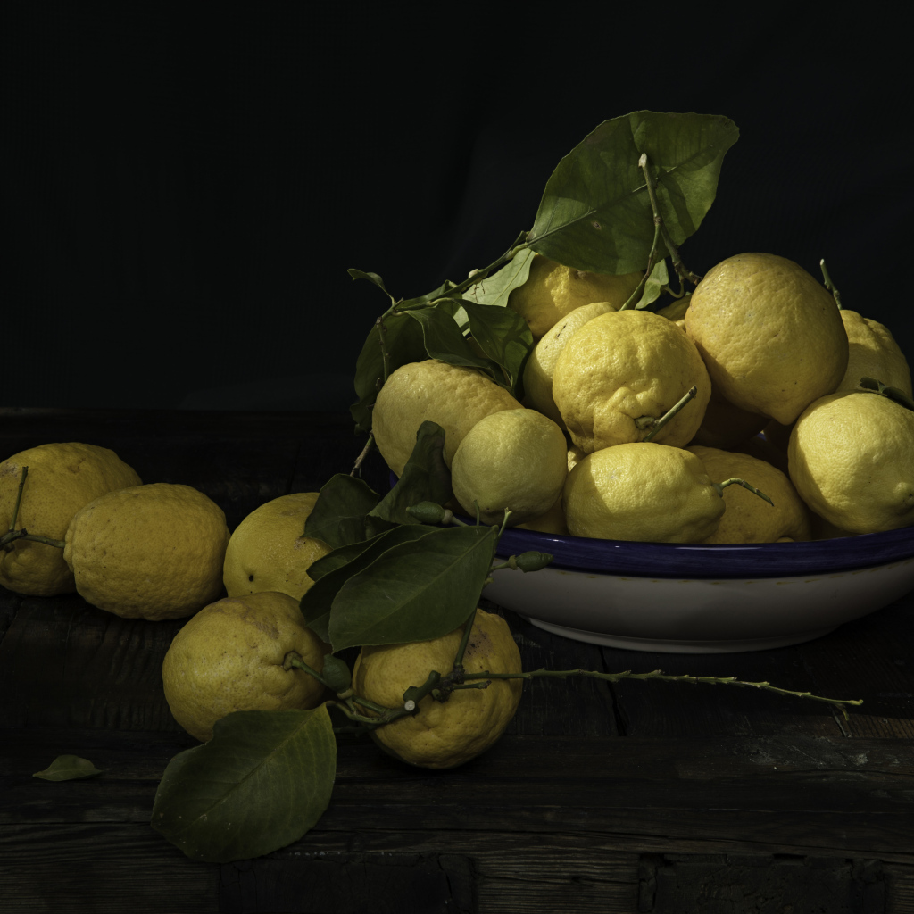 Много спелых желтых лимонов на столе