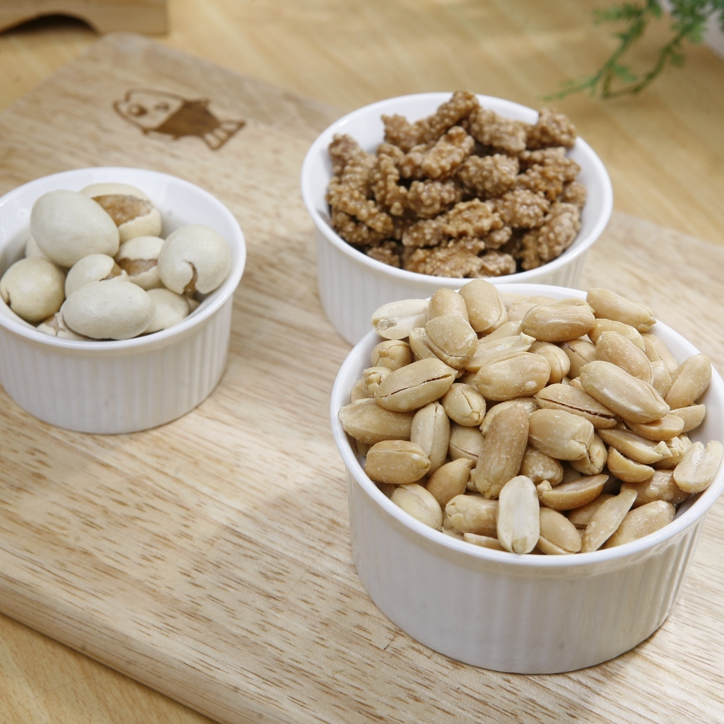 Орехи в белой посуде на доске