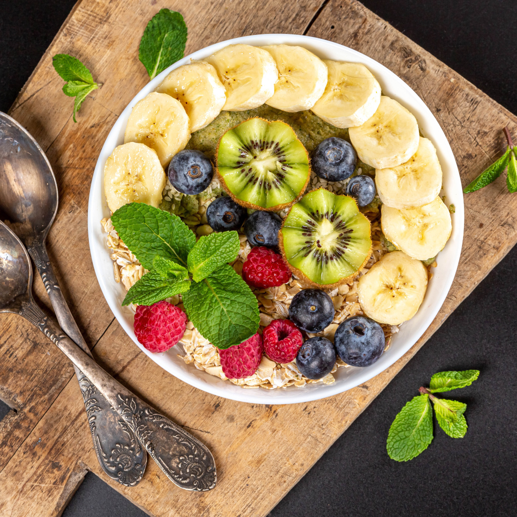 Овсяные хлопья с ягодам на завтрак 