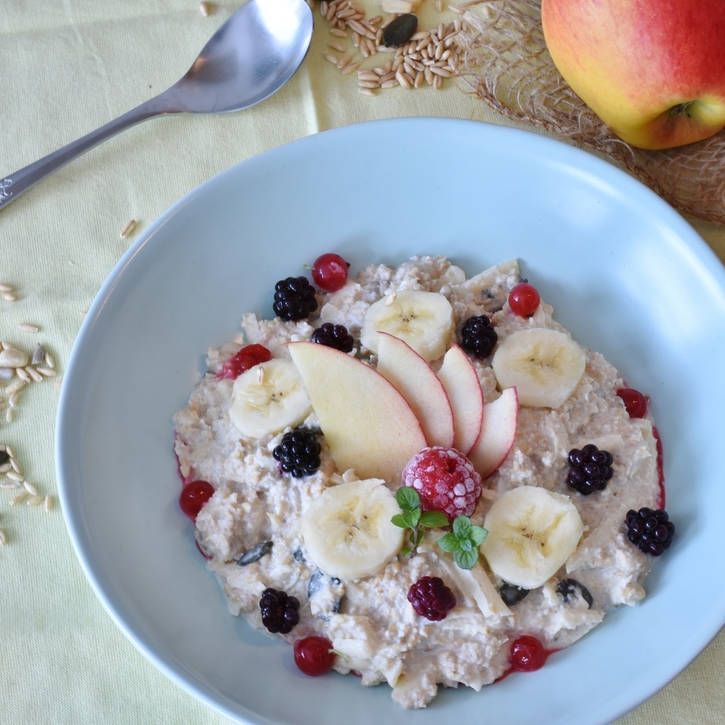 Овсяная каша с фруктами и ягодами в тарелке