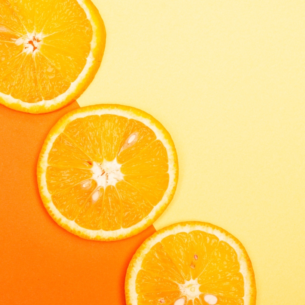 Кружочки апельсина на желтом фоне