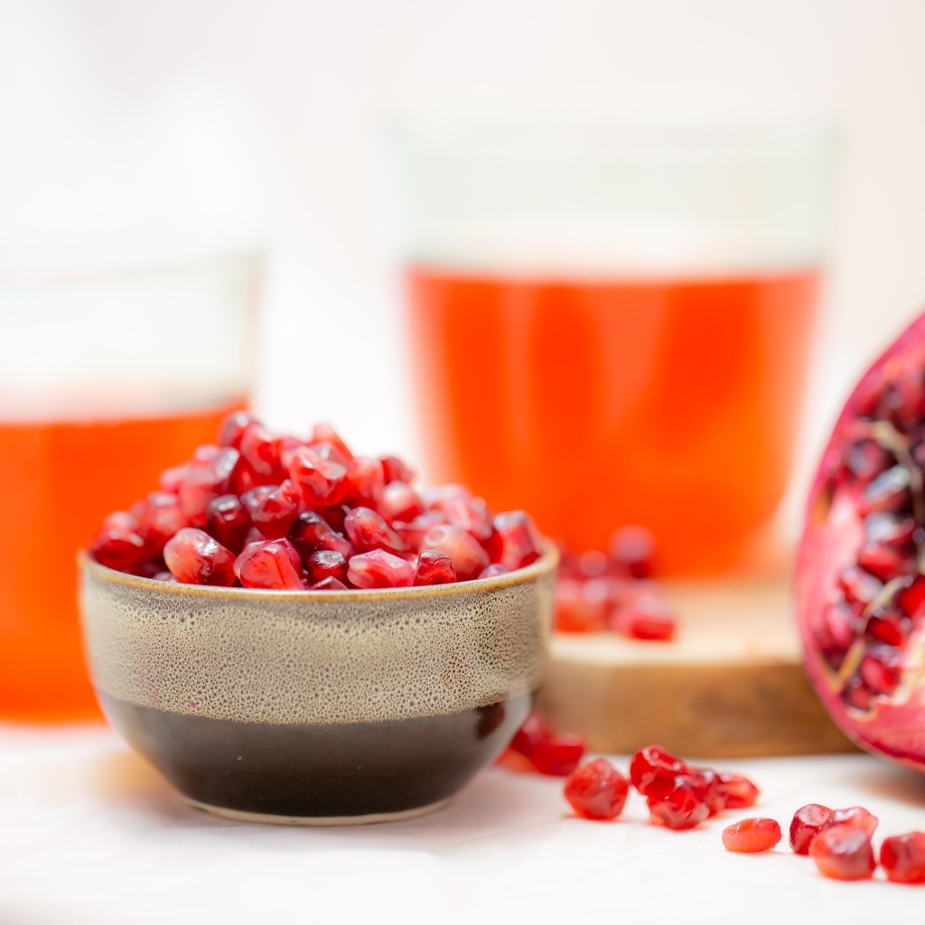 Очищенный красный гранат на столе