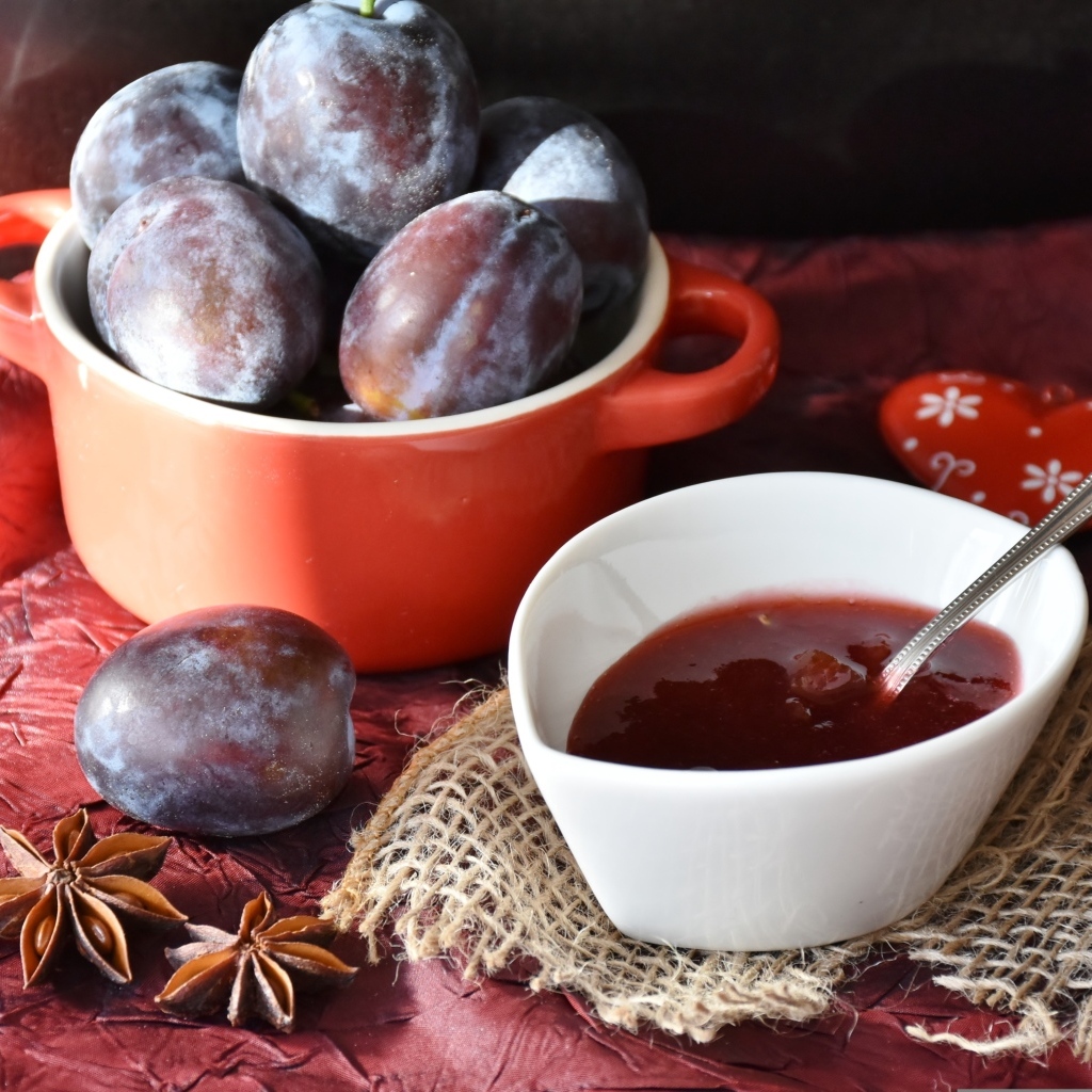 Сливовый джем с ягодами на столе
