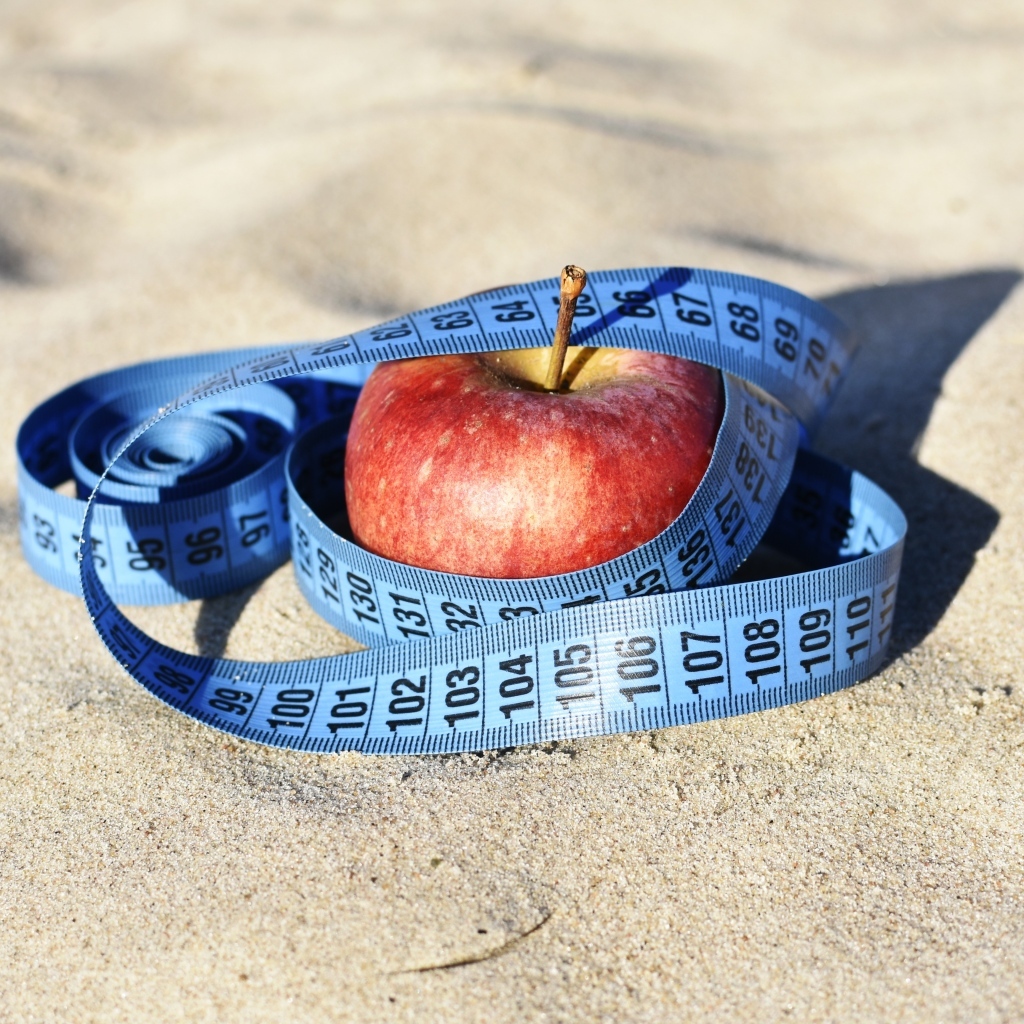 Красное яблоко для здорового питания