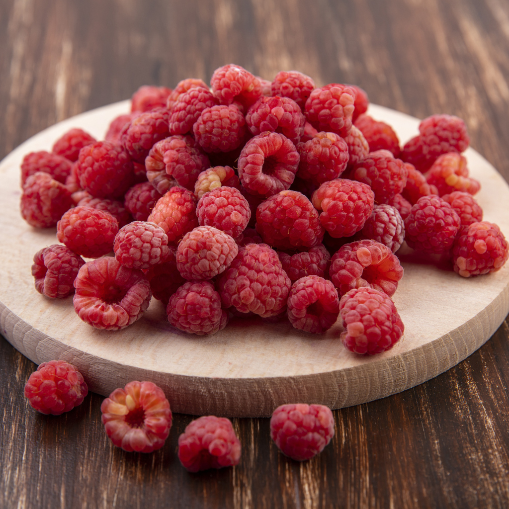 Спелая красная малина на доске