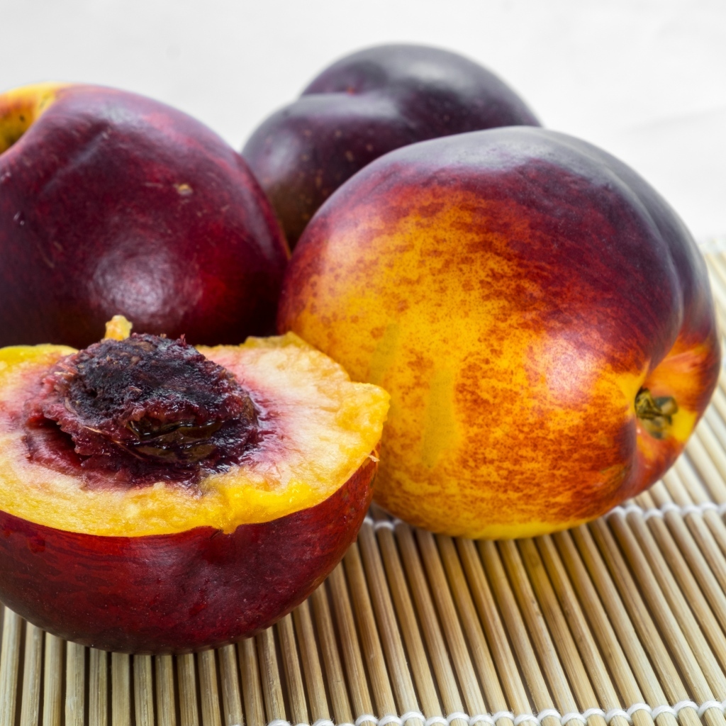 Спелый сладкий нектарин на столе