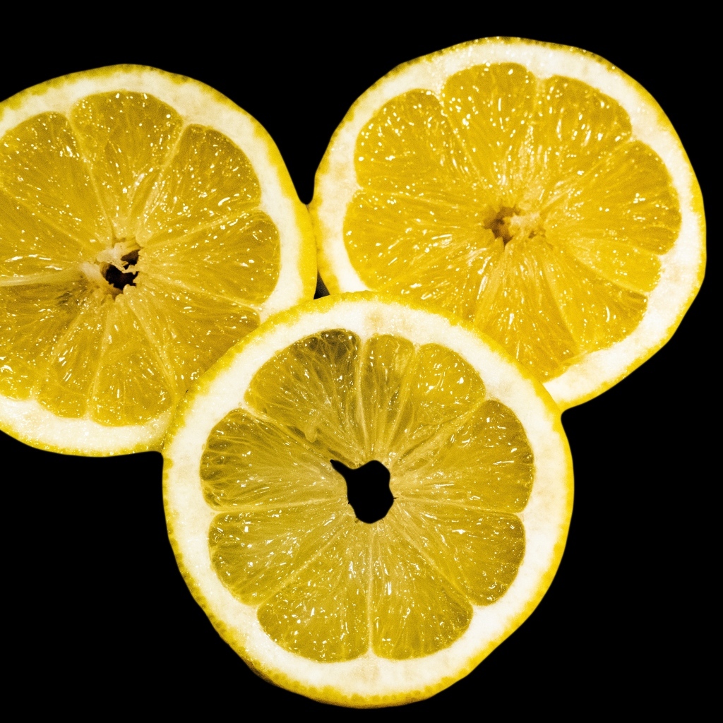 Нарезанный лимон на черном фоне