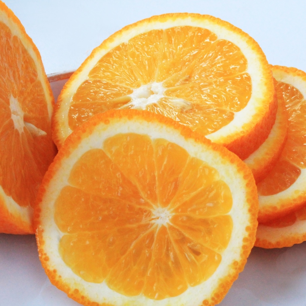 Нарезанный апельсин на тарелке