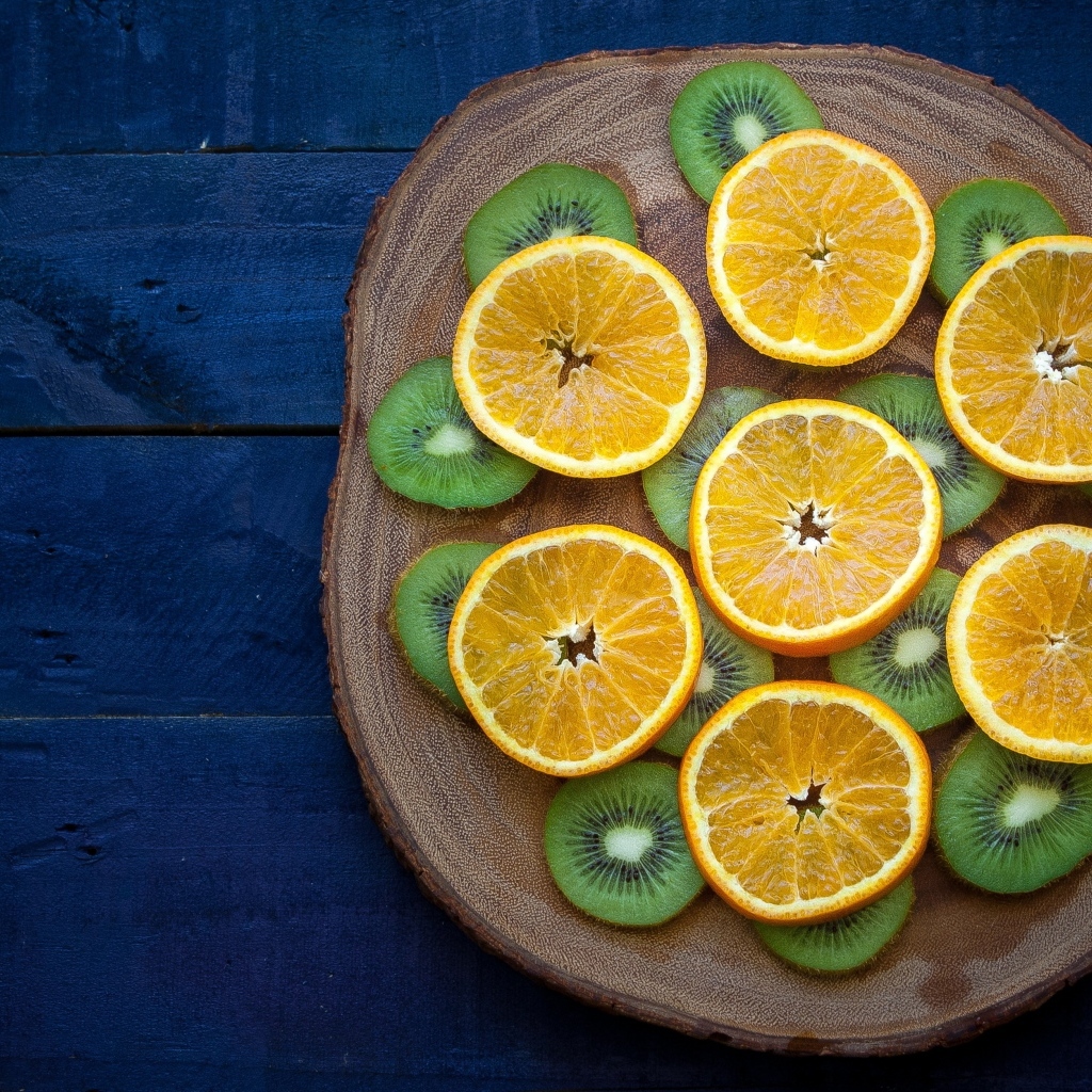 Нарезанный апельсин с киви на доске