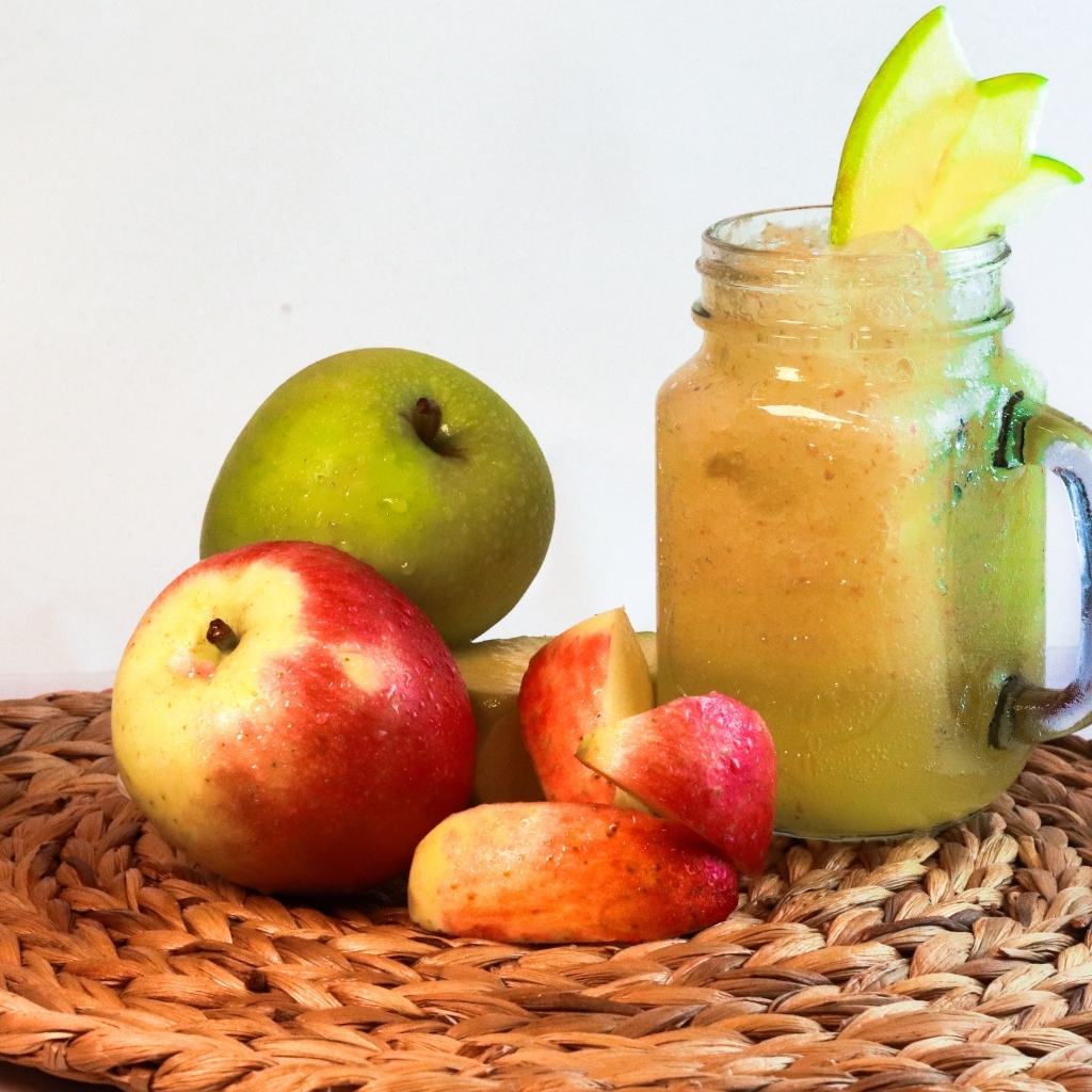Смузи в банке на столе с яблоками