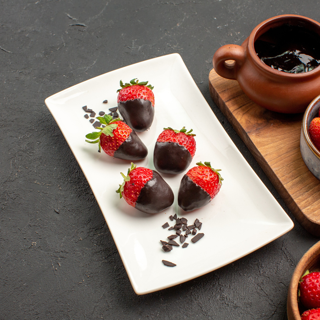 Клубника в шоколаде на белой тарелке