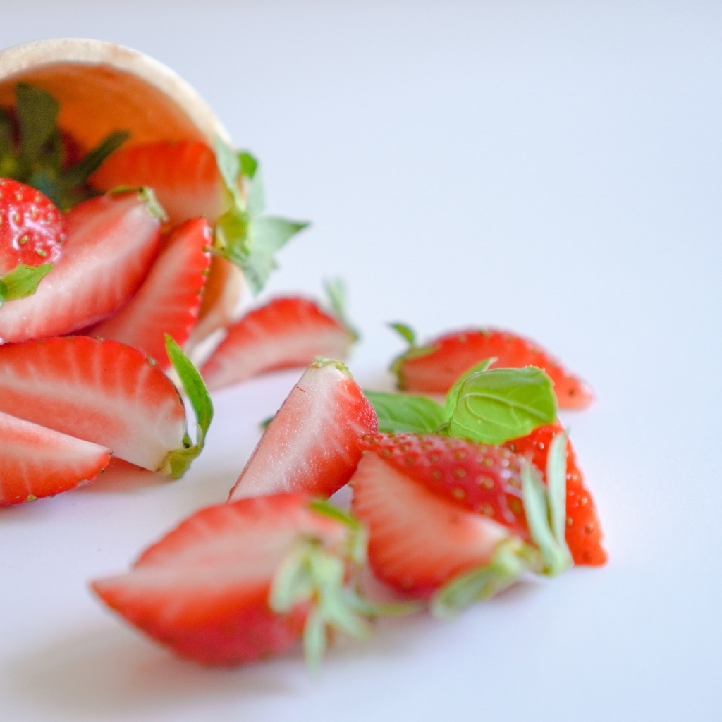 Кусочки клубники с вафельным рожком