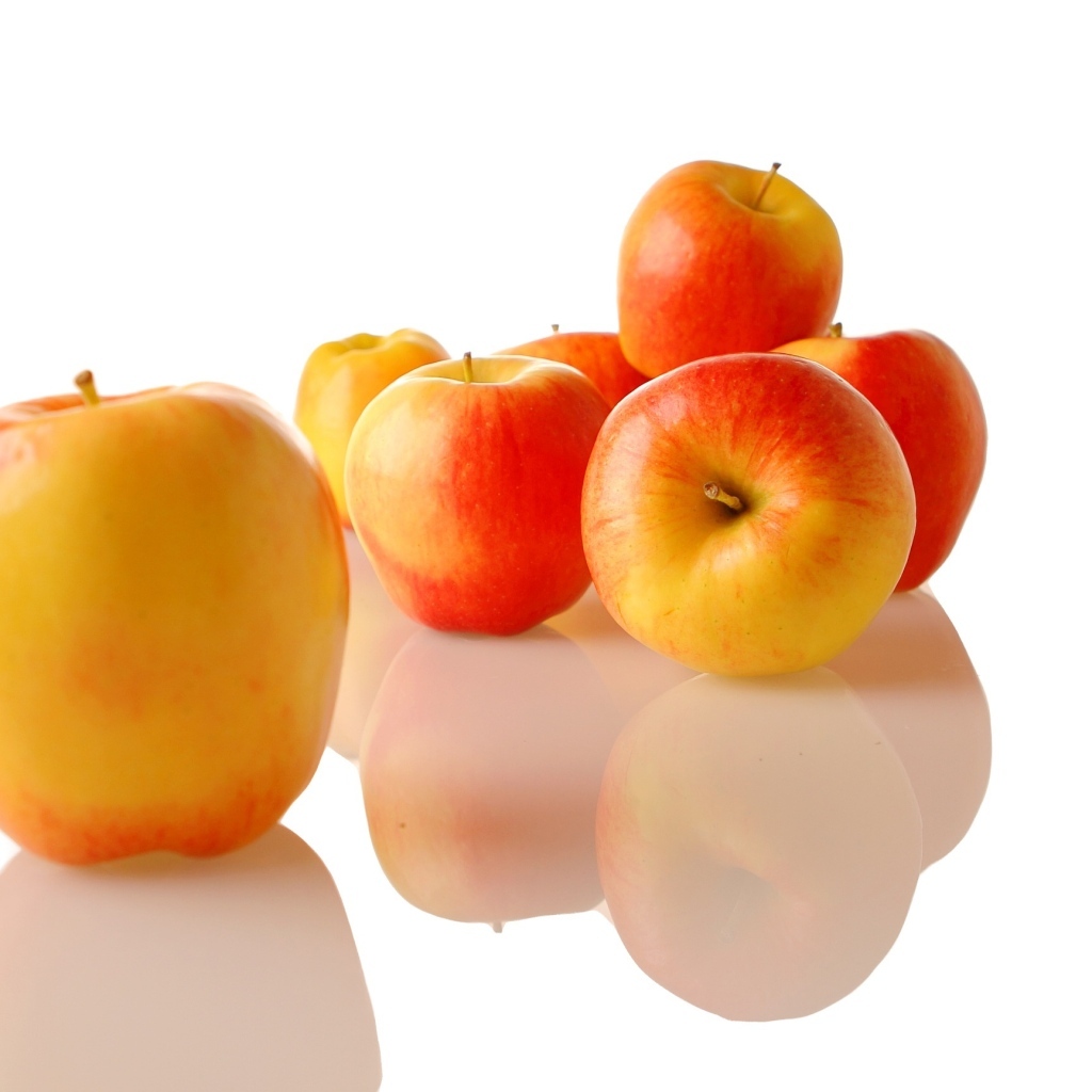 Сладкие медовые яблоки на белом фоне
