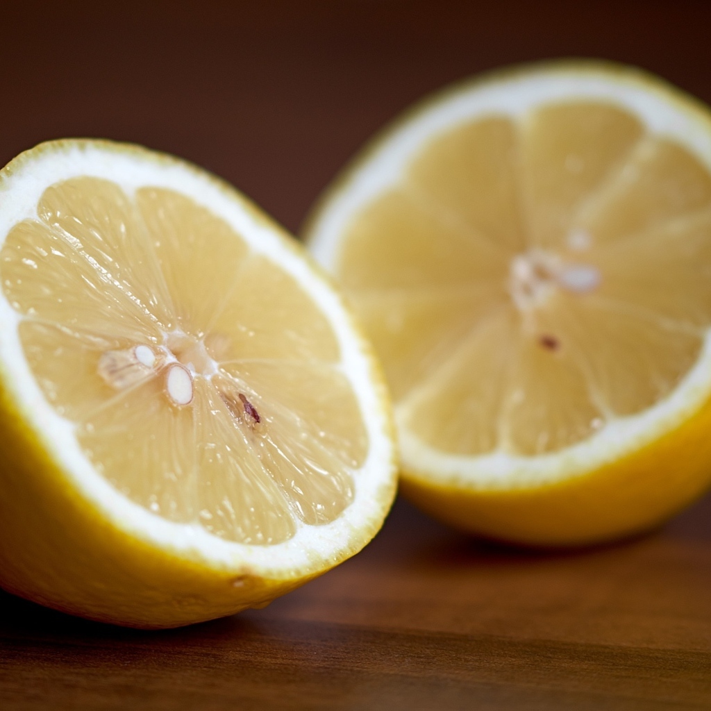 Две половины лимона столе 
