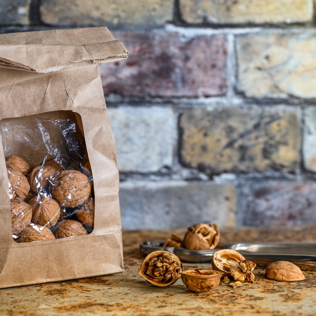 Грецкие орехи в пакете у стены