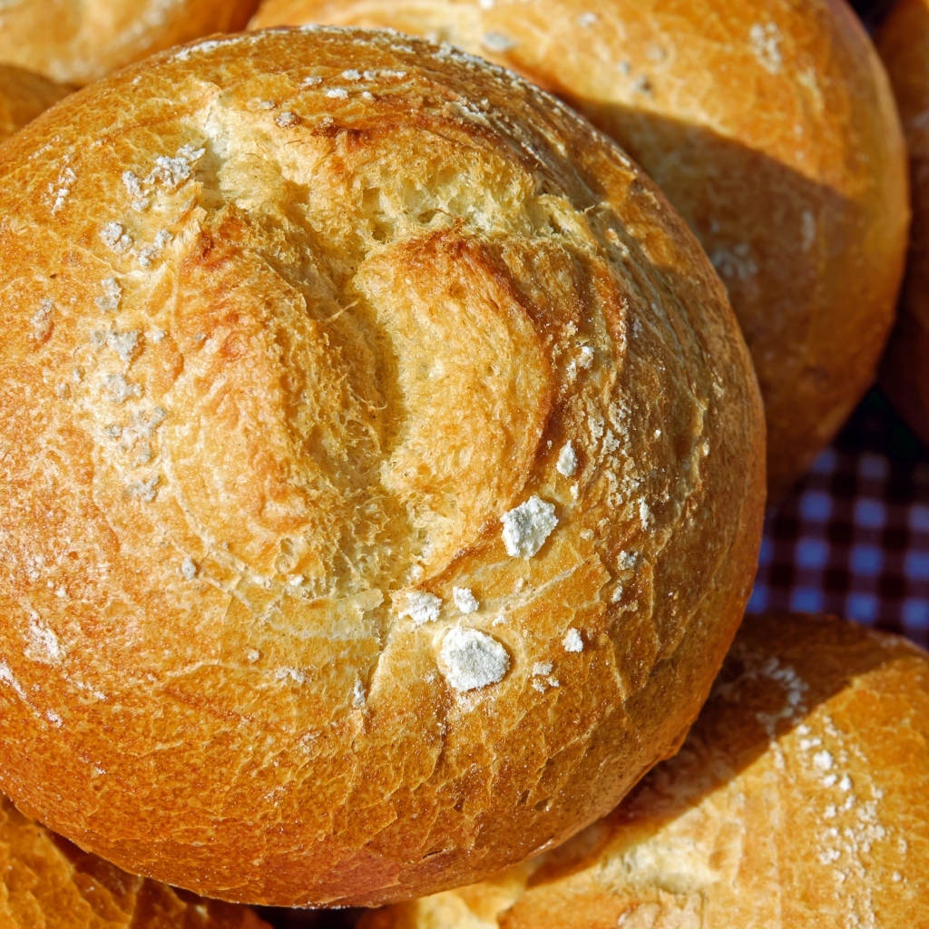 Хрустящий круглый свежий хлеб