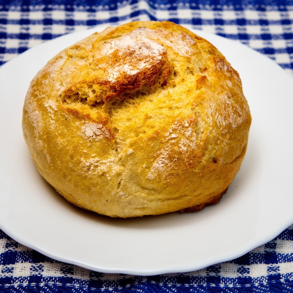 Ароматный запеченный хлеб на белой тарелке