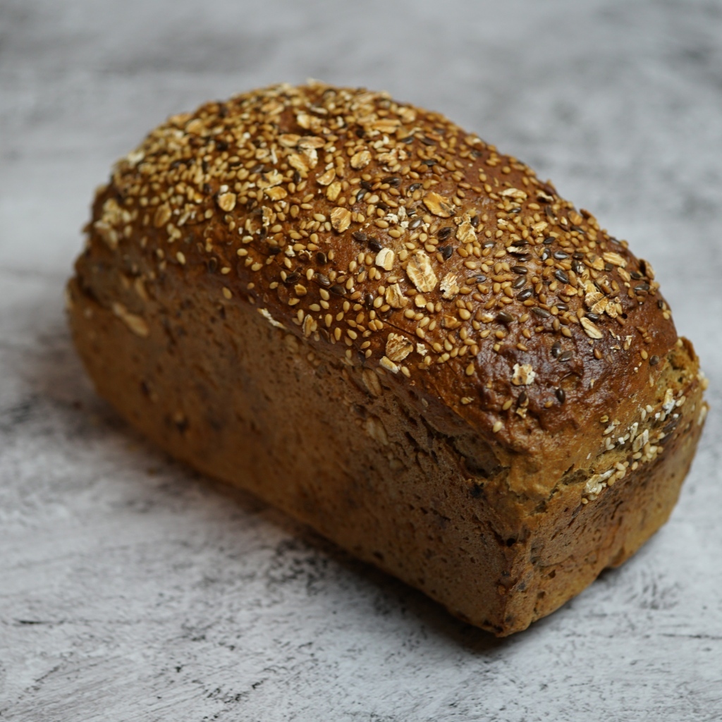 Буханка хлеба с семенами
