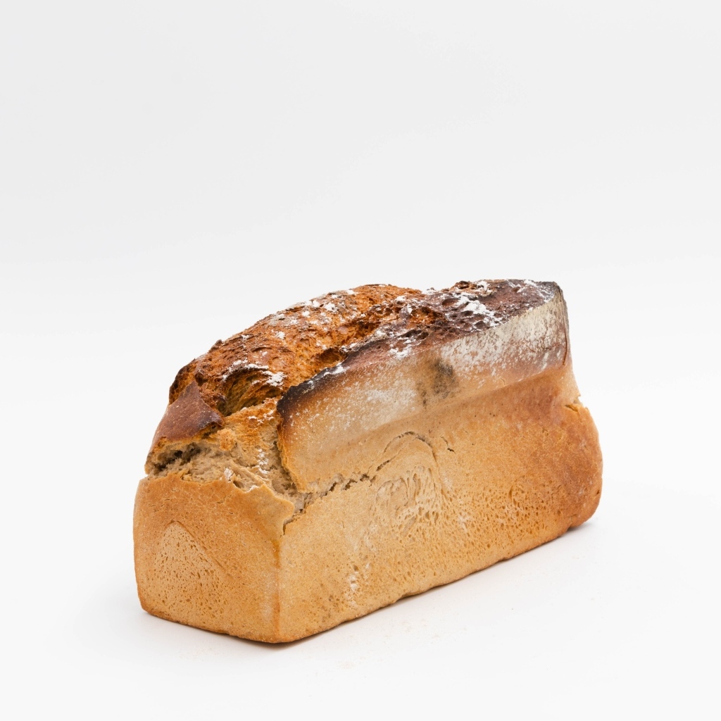 Буханка свежего хлеба на белом фоне