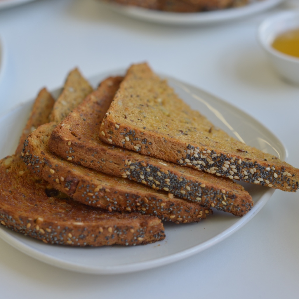 Кусочки хлеба на столе на завтрак 