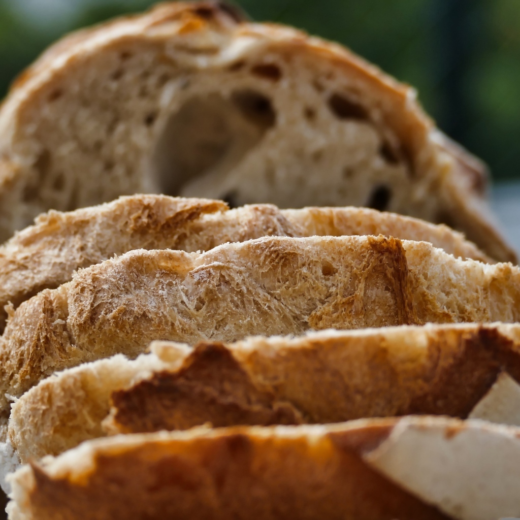 Нарезанный хлеб на столе 