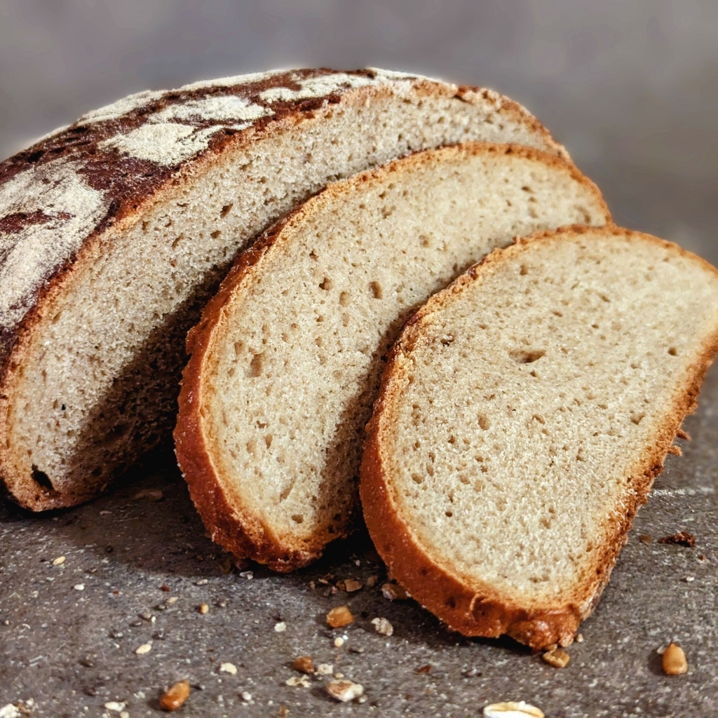 Нарезанный свежий ароматный хлеб