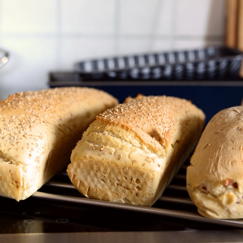 Три буханки свежего хлеба