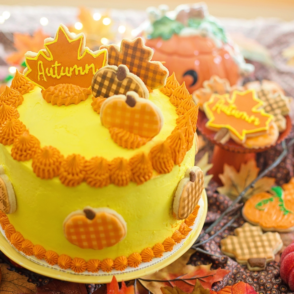 Аппетитный торт с осенним украшением