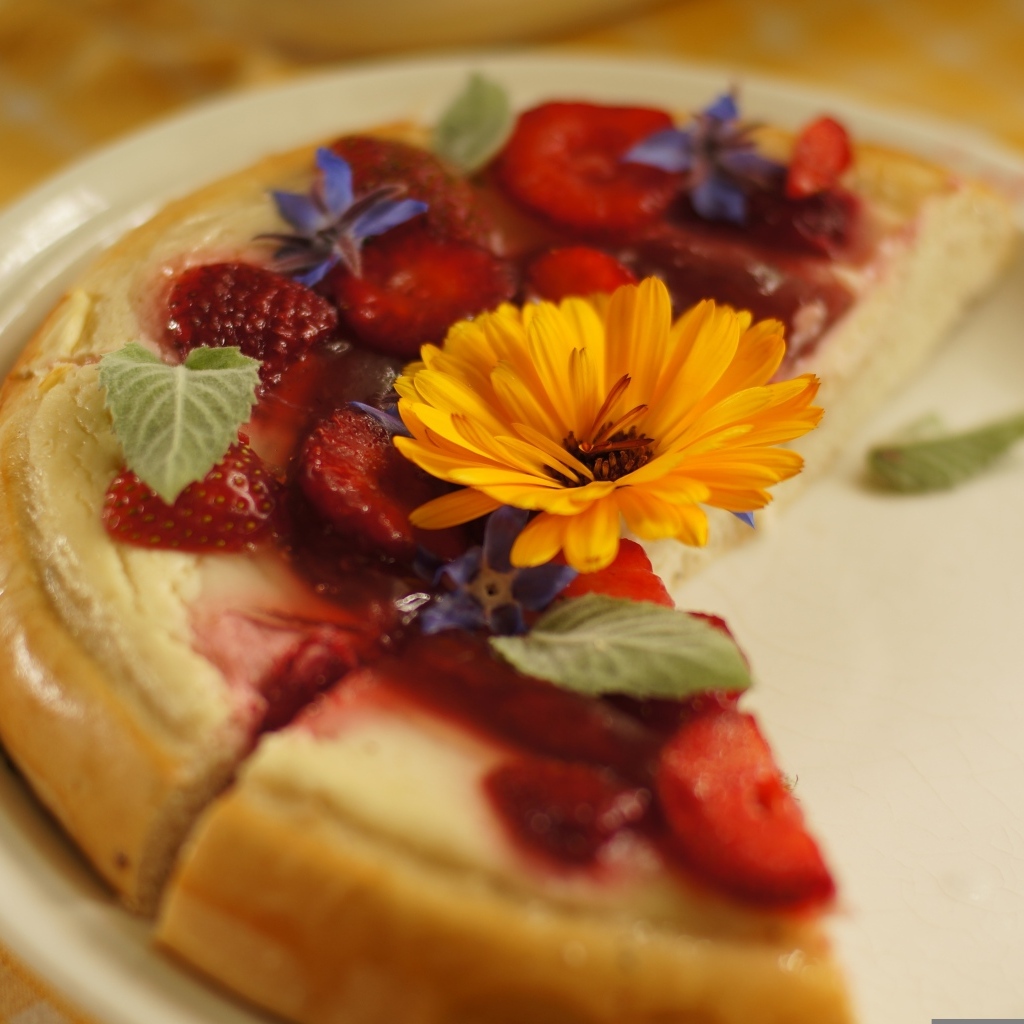 Аппетитный пирог с ягодами клубники и цветами