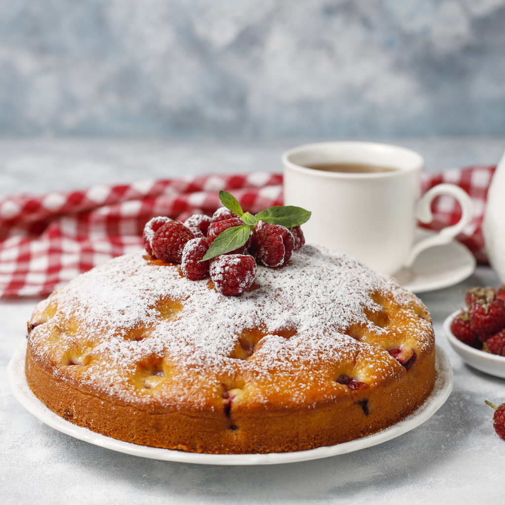 Аппетитный сладкий пирог с малиной