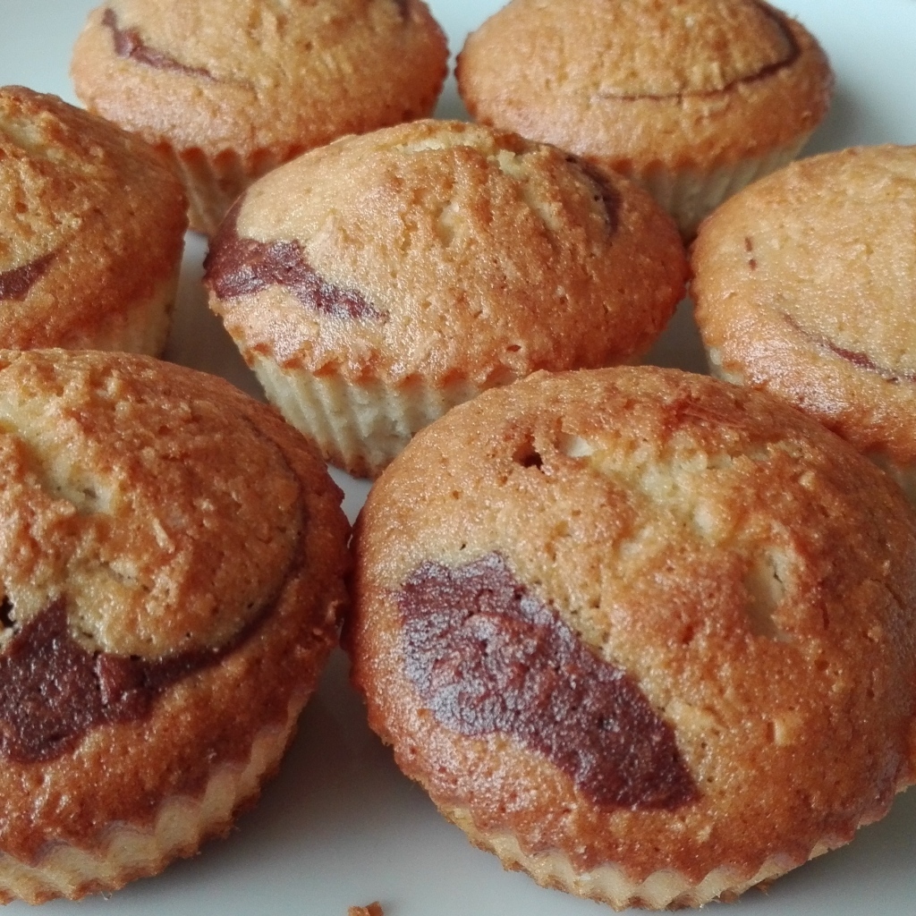 Запеченные кексы на белой тарелке крупным планом