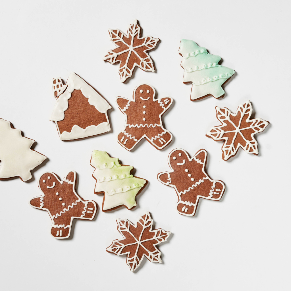 Красивое новогоднее печенье на белом фоне