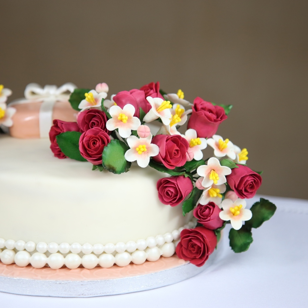Красивый праздничный торт с цветами