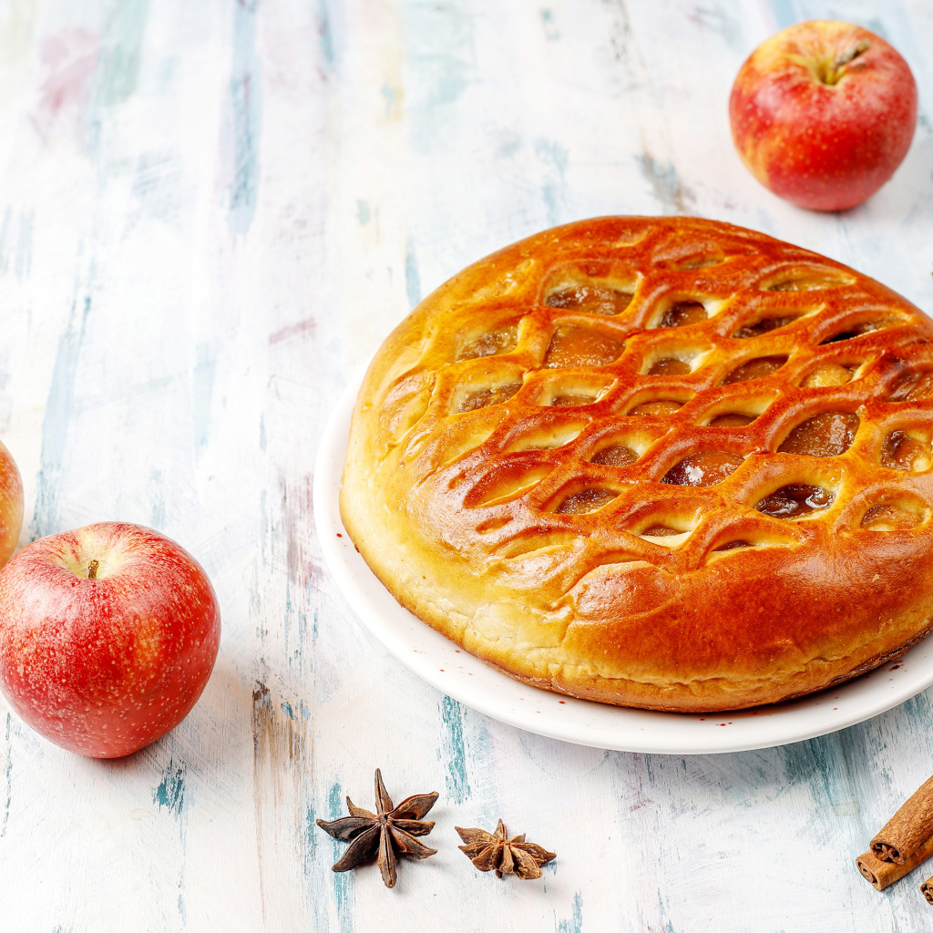 Красивый пирог на столе с яблоками и корицей