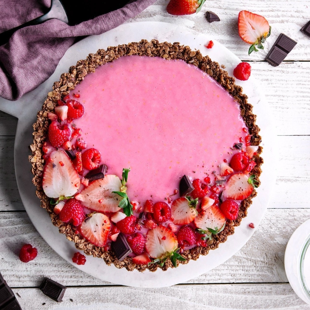 Красивый сладкий торт с ягодами