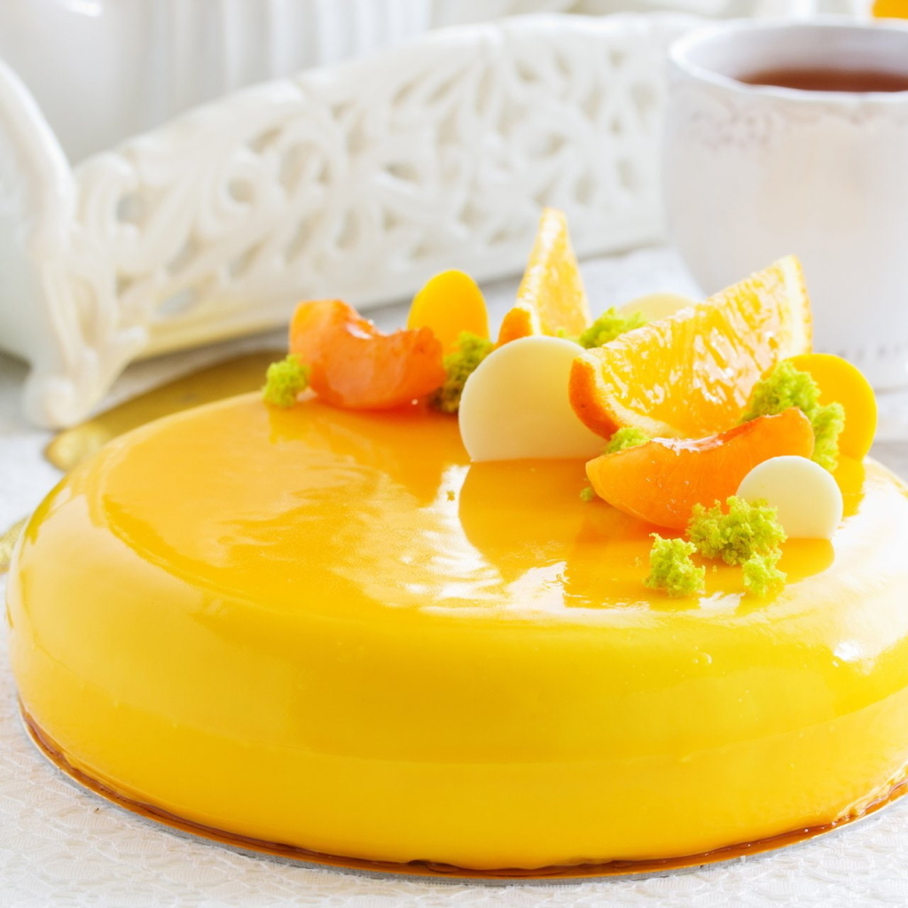 Красивый желтый торт с фруктами