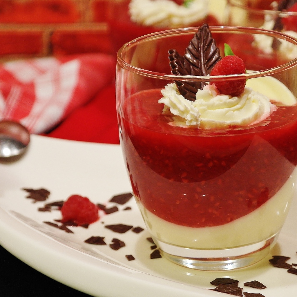 Ягодный десерт с кремом и взбитыми сливками