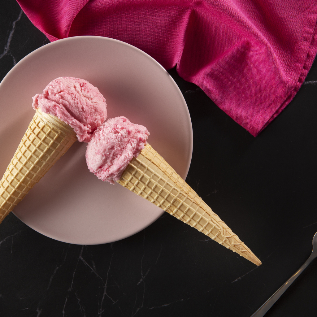 Ягодное мороженое в вафельных рожках на столе