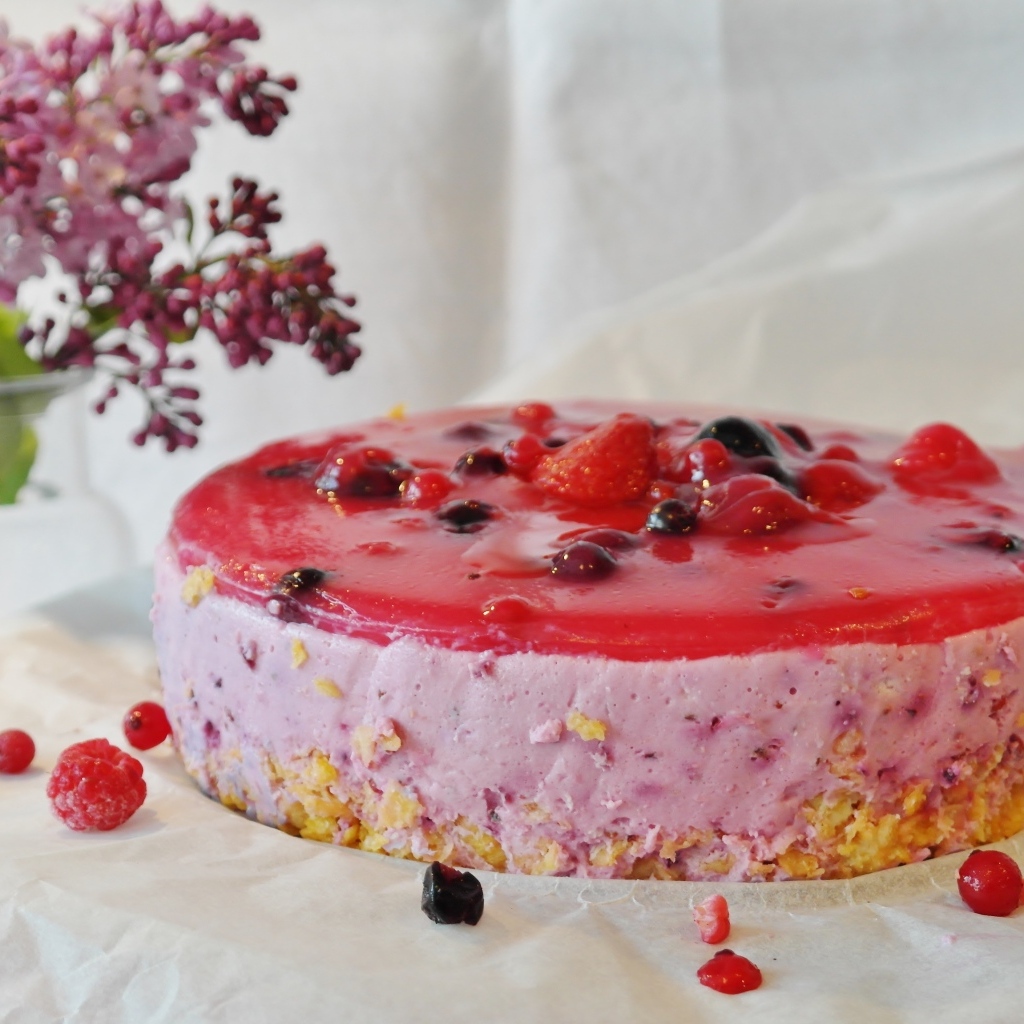 Ягодный торт суфле на столе с сиренью 